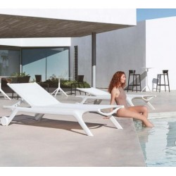 Set de 4 Sun Loungers Africa Vondom tomando sol